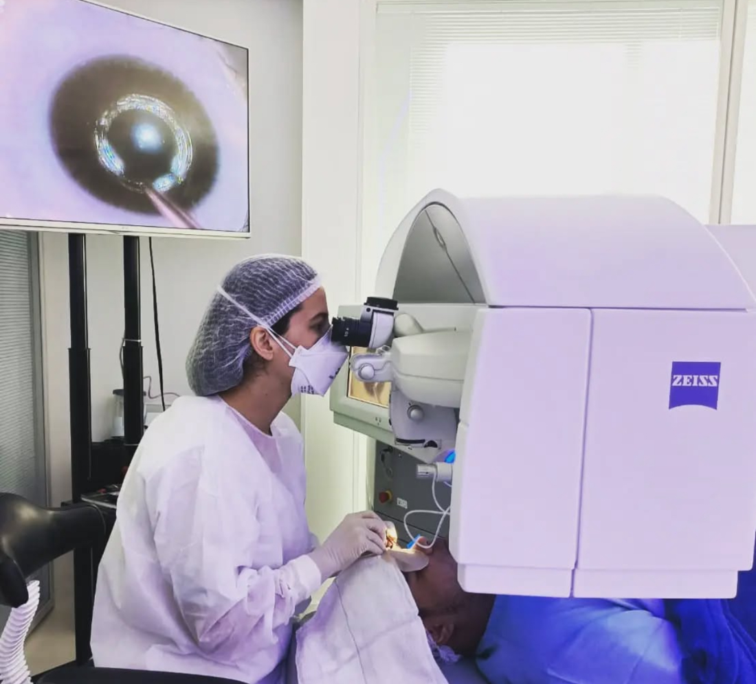 Procedimento oftalmológico com equipamento de precisão ZEISS